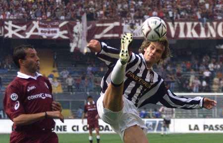 爱德华兹轰39分带队终结连败，统治末节独砍14分杀死比赛（爱德华兹砍下39分率队止连败，末节独取14分一锤定音）