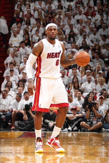 德转评年度最佳左边锋：迪亚斯、KK、拉菲尼亚、维尼修斯入围（德转评选年度最佳左边锋候选：迪亚斯、克瓦拉茨赫利亚、拉菲尼亚、维尼修斯入选）