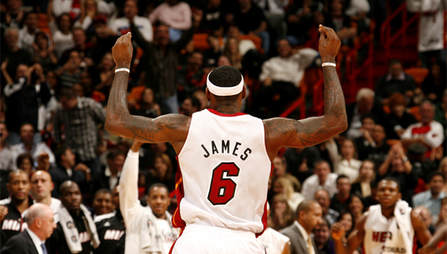 惊险一幕，马竞女足球员梅迪纳头部被膝盖撞到后失去意识（惊魂瞬间：马竞女足球员梅迪纳头部遭膝撞后当场失去意识）