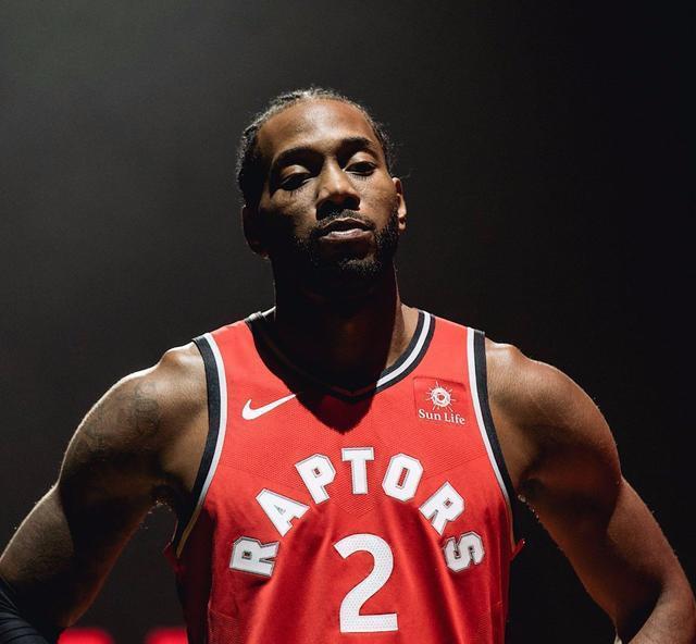 曼联前锋齐尔克泽面临转会，俱乐部对其持开放态度，但仍在培养塞斯科，寻求锋线补充，转会市场激烈争夺中。（曼联或放行齐尔克泽：继续培养塞斯科并补强锋线，转会市场鏖战正酣）