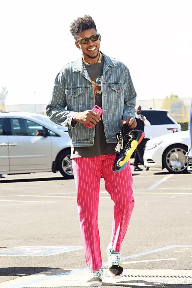 场边这一幕，比比分更残酷（比分之外，场边一幕更扎心）